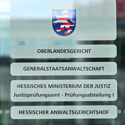 Foto einer Glastür mit der Beschriftung: "Oberlandesgericht, Generalstaatsanwaltschaft, Hess. Ministerium der Justiz und Hess. Anwaltsgerichtshof."