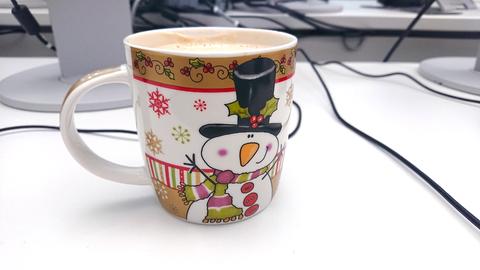 Kaffeetasse mit freundlich lächelndem Schneemann