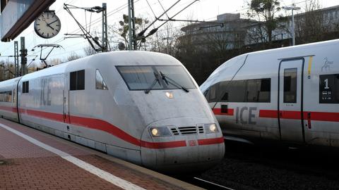 Ein ICE fährt in den Bahnhof Wilhelmshöhe in Kassel ein. Am Nebengleis hält ein weiterer ICE.