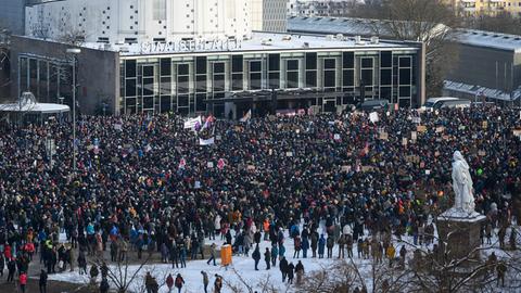 Blick von oben auf die Demonstrierenden in Kassel. 