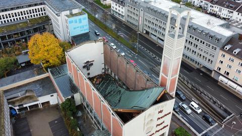 Blick auf das eingestürzte Dach der Elisabethkirche.