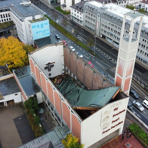 Blick auf das eingestürzte Dach der Elisabethkirche.