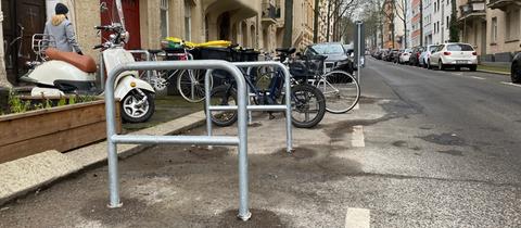 Fahrradbügel stehen am Bebelplatz in Kassel, mit einigen angeschlossenen Fahrrädern