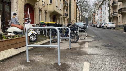 Fahrradbügel stehen am Bebelplatz in Kassel, mit einigen angeschlossenen Fahrrädern