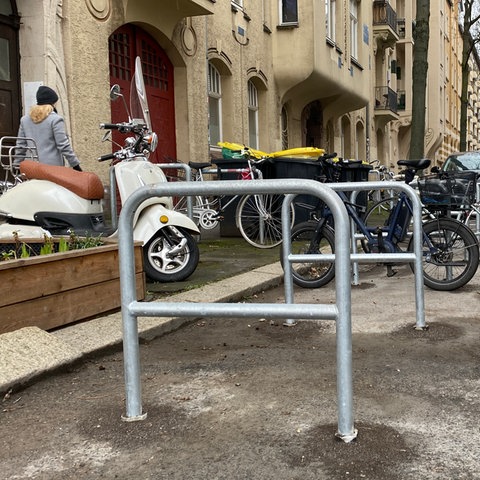 Fahrradbügel stehen am Bebelplatz in Kassel, mit einigen angeschlossenen Fahrrädern