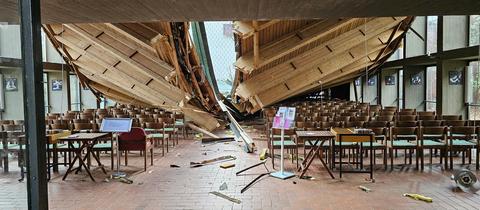 Trümmerteile des Daches liegen im Innenraum der Kirche.