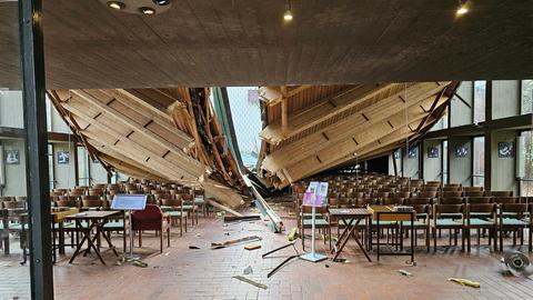 Trümmerteile des Daches liegen im Innenraum der Kirche.