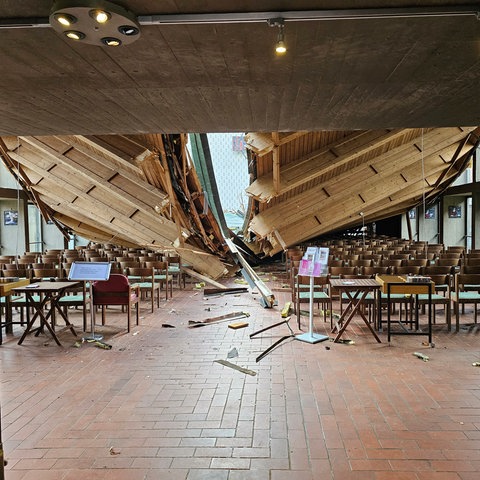 Trümmerteile des Daches liegen im Innenraum der Kirche.