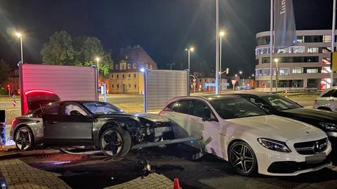 Der zerstörte Audi liegt nach dem mutmaßlichen Autorennen auf einem Parkplatz.