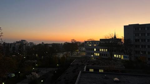 Allmählich wird es hell - der Blick aus dem hr-Studio in Kassel. 