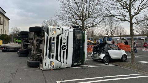 Unfall auf dem DEZ-Parkplatz in Kassel: ein LKW ist beim Beladen umgekippt.