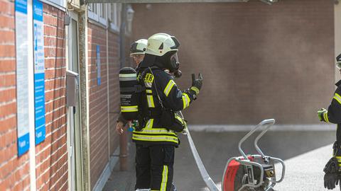 Die Feuerwehr beim Einsatz: Das Feuer befand sich im Keller. 