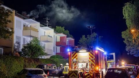 In dem Mehrfamilienhaus brach im Keller ein Feuer aus - elf Menschen konnten nicht in ihre Wohnungen zurück. 