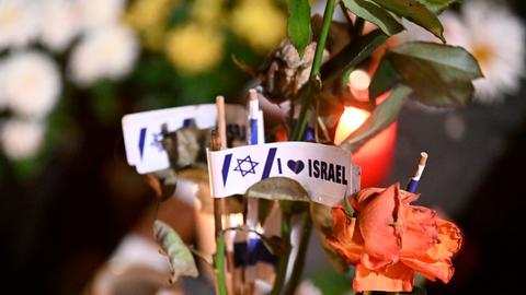 Solidarität mit Israel: Es wurden Kerzen und Blumen aufgestellt.