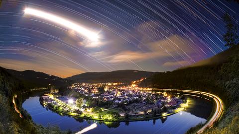 Der Mond über der Neckarschleife bei Hirschhorn