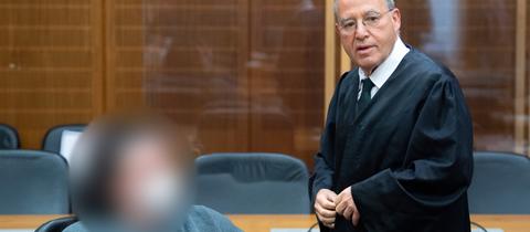 Die Angeklagte Kim Teresa A. unterhält sich mit ihrem Verteidiger Gregor Gysi. 