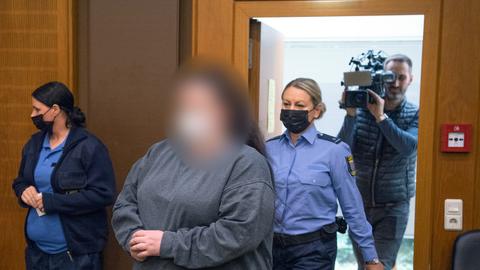 Kim Teresa A. wird in den Verhandlungssaal in Frankfurt geführt.