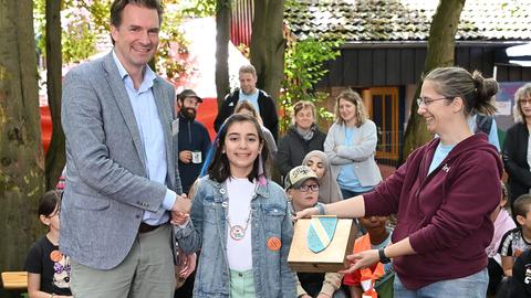 "Spielhausens" neue Kinderbürgermeisterin, frisch ernannt von Kassels Oberbürgermeister Sven Schoeller (Grüne). 