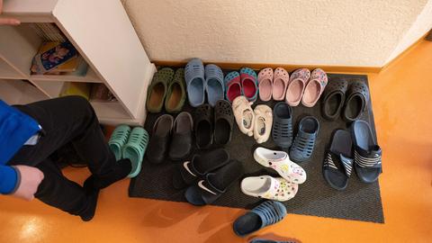 Hausschuhe stehen vor einem Zimmer in einem Kinderheim.