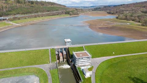 Kinzigtalsperre mit abgelassenem Wasser im Stausee