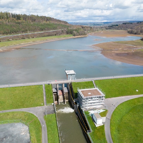 Kinzigtalsperre mit abgelassenem Wasser im Stausee