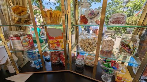 In den Regalen stehen in den Siebzigern beliebte Süßigkeiten wie etwa Hubba Bubba, Nappo, Kuhbonbons oder Ahoi Brause.