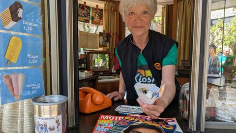 Eis, Süßigkeiten und viele andere Leckereien aus den Siebzigern werden im "Kiosk 1975" angeboten. Auch die süße Tüte darf nicht fehlen. 