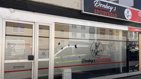 Beschädigte Schaufensterscheibe eines Kiosks im Frankfurter Nordend, womöglich Einschusslöcher