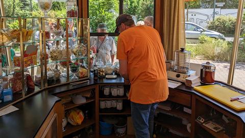 Die Innenausstattung stammt noch fast vollständig aus dem Jahr 1954, als das Kiosk-Gebäude gebaut wurde. 