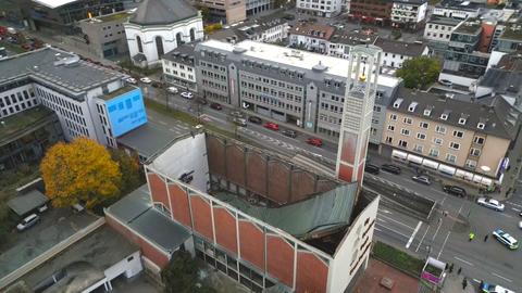 Das eingestürzte Kirchendach liegt teilweise auf dem Boden.