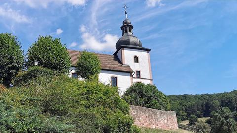 Fotografische Außenansicht einer kleinen Kirche