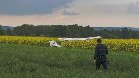 Kleinflugzeug im Feld