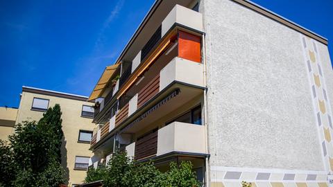Ein dreistöckiges Wohnhaus in Rödermark-Urberach (Offenbach)