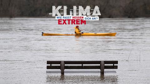 Hochwasser mit Kanufahrer vor Parkbank im Wasser mit Logo