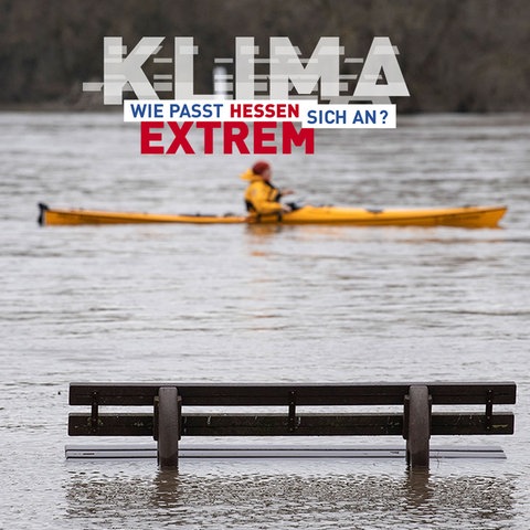 Hochwasser mit Kanufahrer vor Parkbank im Wasser mit Logo