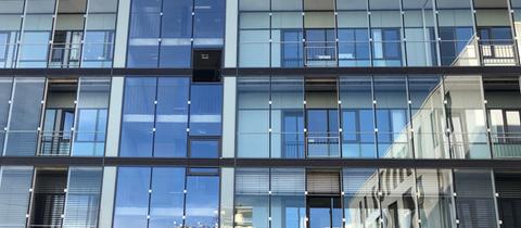 Glasfront des Gebäudes 6 am Klinikum Darmstadt