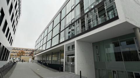 Große Glasfronten präden Gebäude 6 am Darmstädter Klinikum.