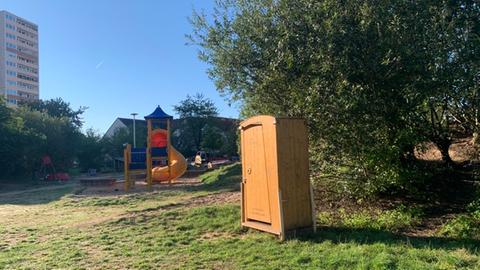 Klo auf Spielplatz in Maintal-Bischofsheim