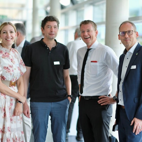 Sandra Ciesek, Christian Drosten, Jürgen Graf und Kai Klose beim wissenschaftlichen Symposium zu Herausforderungen und Lehren der Pandemie. 