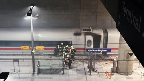 Feuerwehrleute am ICE im Flughafen-Bahnhof 