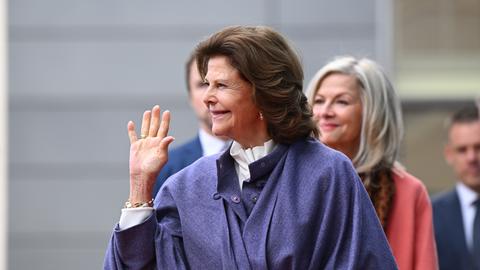 Königin Silvia von Schweden winkt nach ihrer Ankunft am Audimax des Universitätsklinikums Frankfurt.