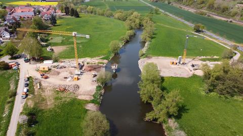 Die Baustelle in Körle: Hier werden Kräne die Brückenteile über die Fulda heben