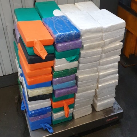 Kiloweise Kokain liegt in Plastiktüten verpackt und gestapelt in einem Lagerhaus.