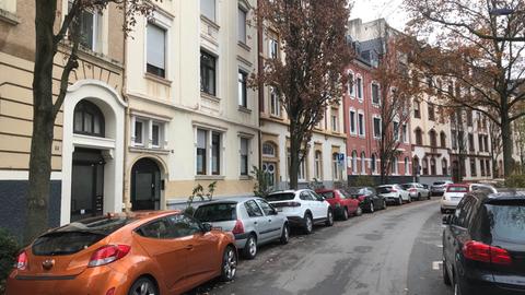 Eine Wohnstraße, in der Autos parken.