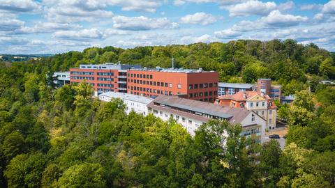 Das Krankenhaus Eichhof in Lauterbach zwischen Bäumen