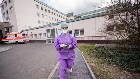 Eine Ärztin vor der Kreisklinik in Groß-Gerau