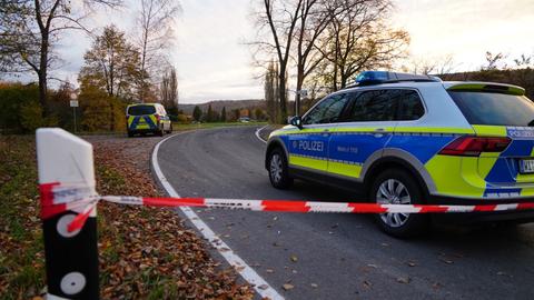 Nachdem die Polizei einen Messerangreifer niedergeschossen hat, stehen Einsatzkräfte am Tatort an der B250 zwischen Wanfried und Heldra.