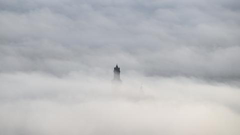 Burg Kronberg in Wolken gehüllt