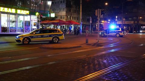 Poilzeiautos stehen nachts in Kassel auf Straße