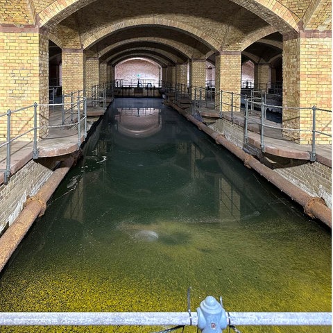 Bildkombination aus zwei Fotos: links Blick in eine Halle mit vielen gemauerten Säulen, im Boden ein Wasserbassin ; rechts Außenansicht einer Burg, im Bildvordergrund der Eingang in den dunklen Keller.